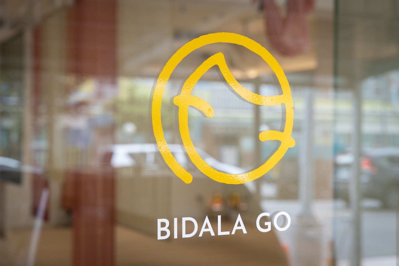 Bidala Go Yoga Studio 教室玻璃品牌標誌
