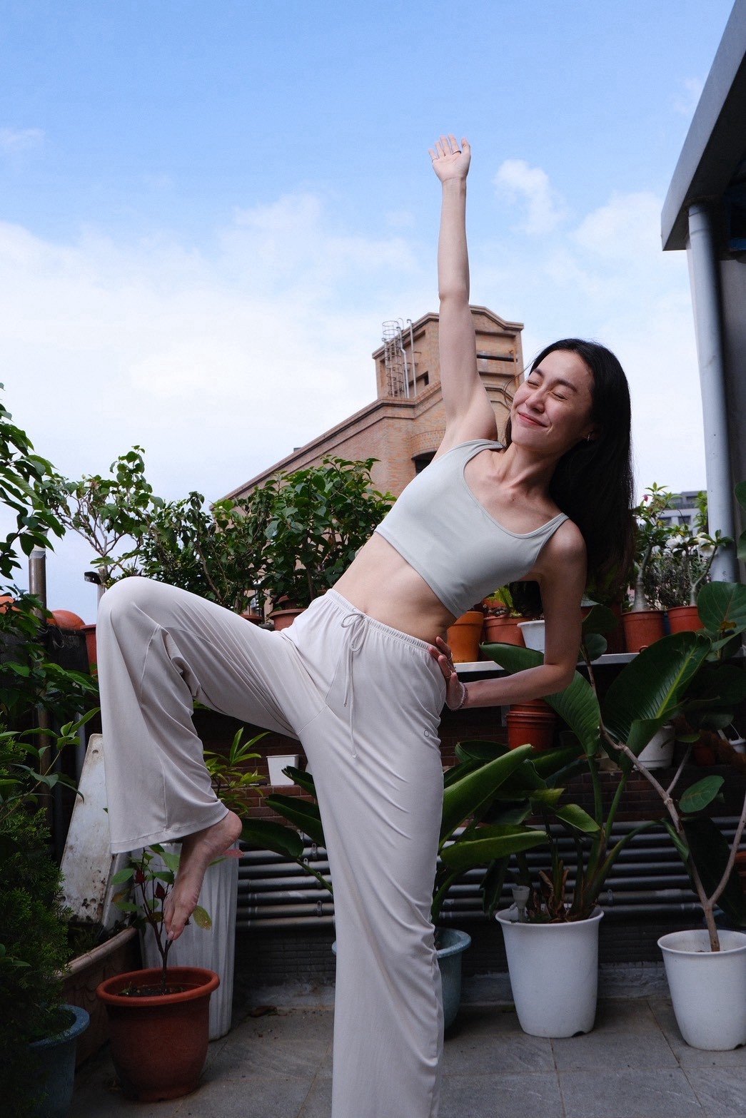 Hailey老師於貓牛瑜伽教室練習